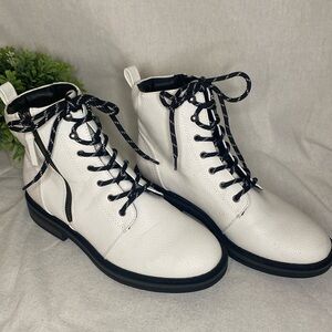 Baretraps Women's Amysue Lace Up Boot Size 8 1/2 M